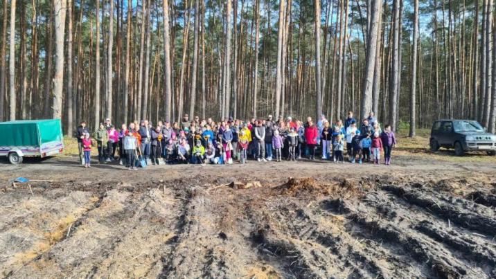 Zdjęcie&#x20;przedstawia&#x20;uczniów&#x20;wraz&#x20;z&#x20;rodzicami&#x20;i&#x20;przedstawicielami&#x20;Szkoły&#x20;Podstawowej&#x20;im&#x2e;&#x20;Sprawiedliwych&#x20;wśród&#x20;Narodów&#x20;Świata&#x20;w&#x20;Kamionkach&#x2e;&#x20;Fot&#x2e;&#x20;I&#x2e;&#x20;Niemiec