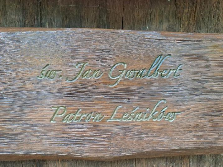 Zdjęcie&#x20;przedstawia&#x20;wygrawerowany&#x20;na&#x20;drewnie&#x20;napis&#x3a;&#x20;&#x22;św&#x2e;&#x20;Jan&#x20;Gwalbert&#x20;Patron&#x20;Leśników&#x22;&#x2e;&#x20;Fot&#x2e;&#x20;A&#x2e;&#x20;Kowalczyk